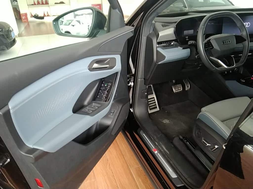 2025 Audi Q6L e-tron Black, 10,900 km, China export – photo 16