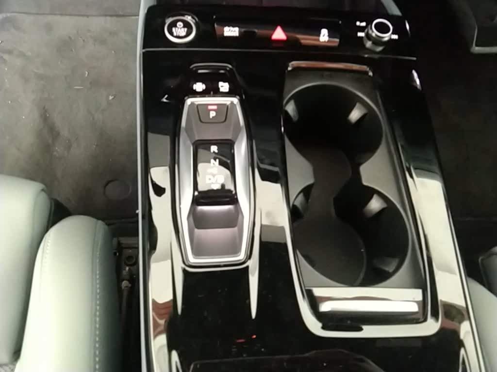 2025 Audi Q6L e-tron Black, 10,900 km, China export – photo 14