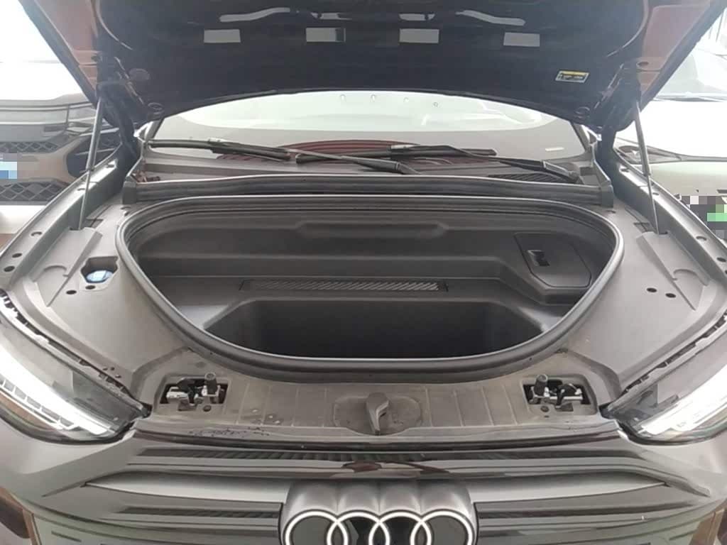 2025 Audi Q6L e-tron Black, 10,900 km, China export – photo 20