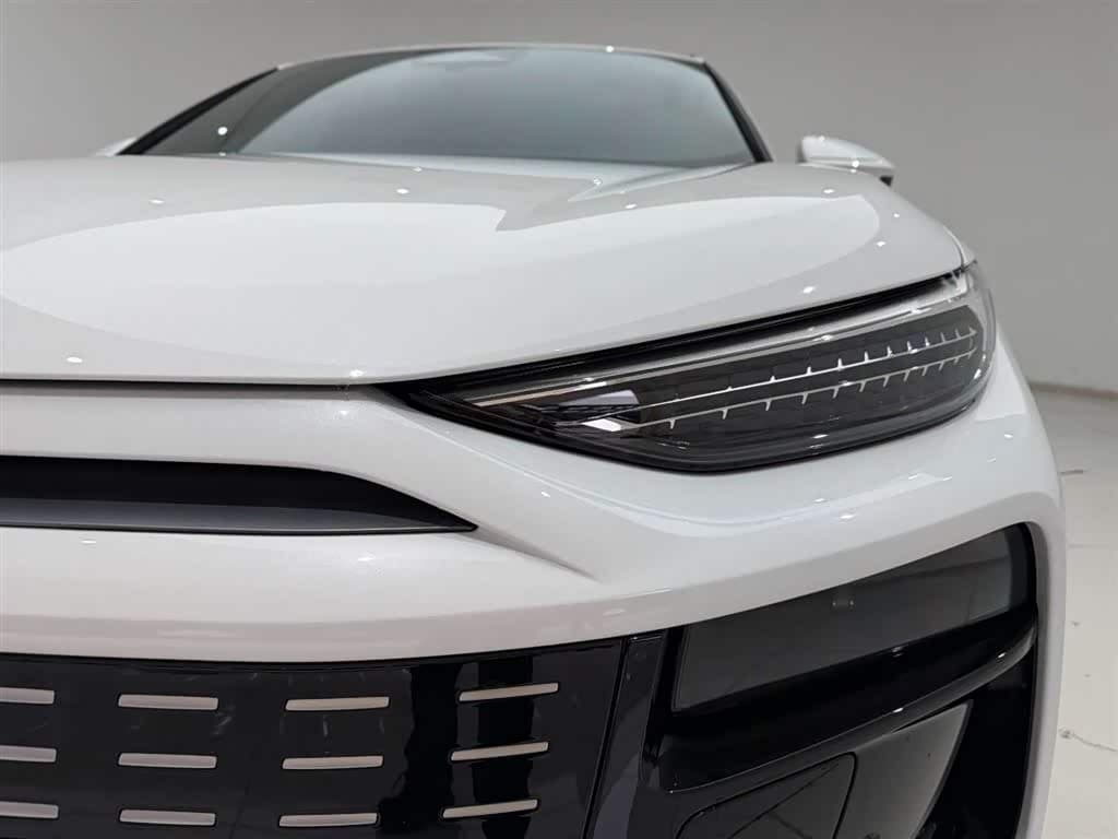 2025 Audi Q6L e-tron White, 1,000 km, China export – photo 2