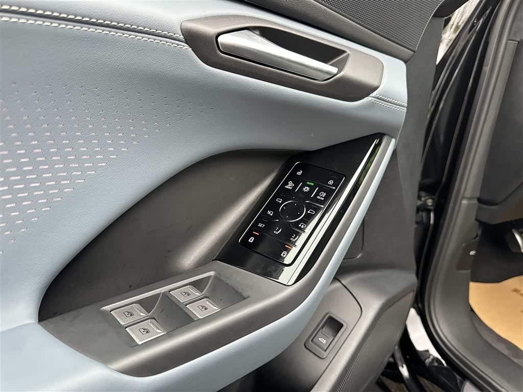 2025 Audi Q6L e-tron Black, 11,000 km, China export – photo 14