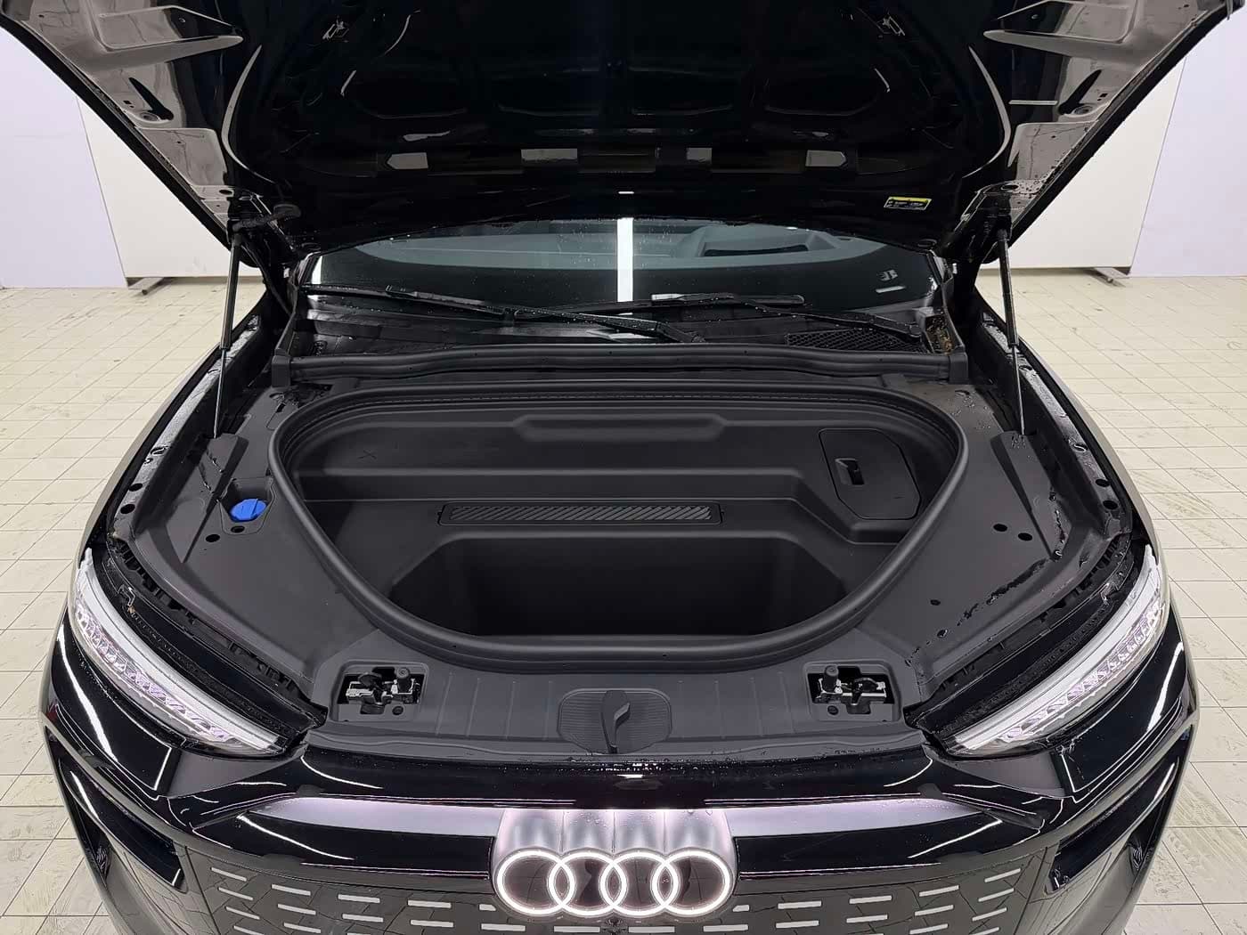 2025 Audi Q6L e-tron Black, 10 km, China export – photo 17