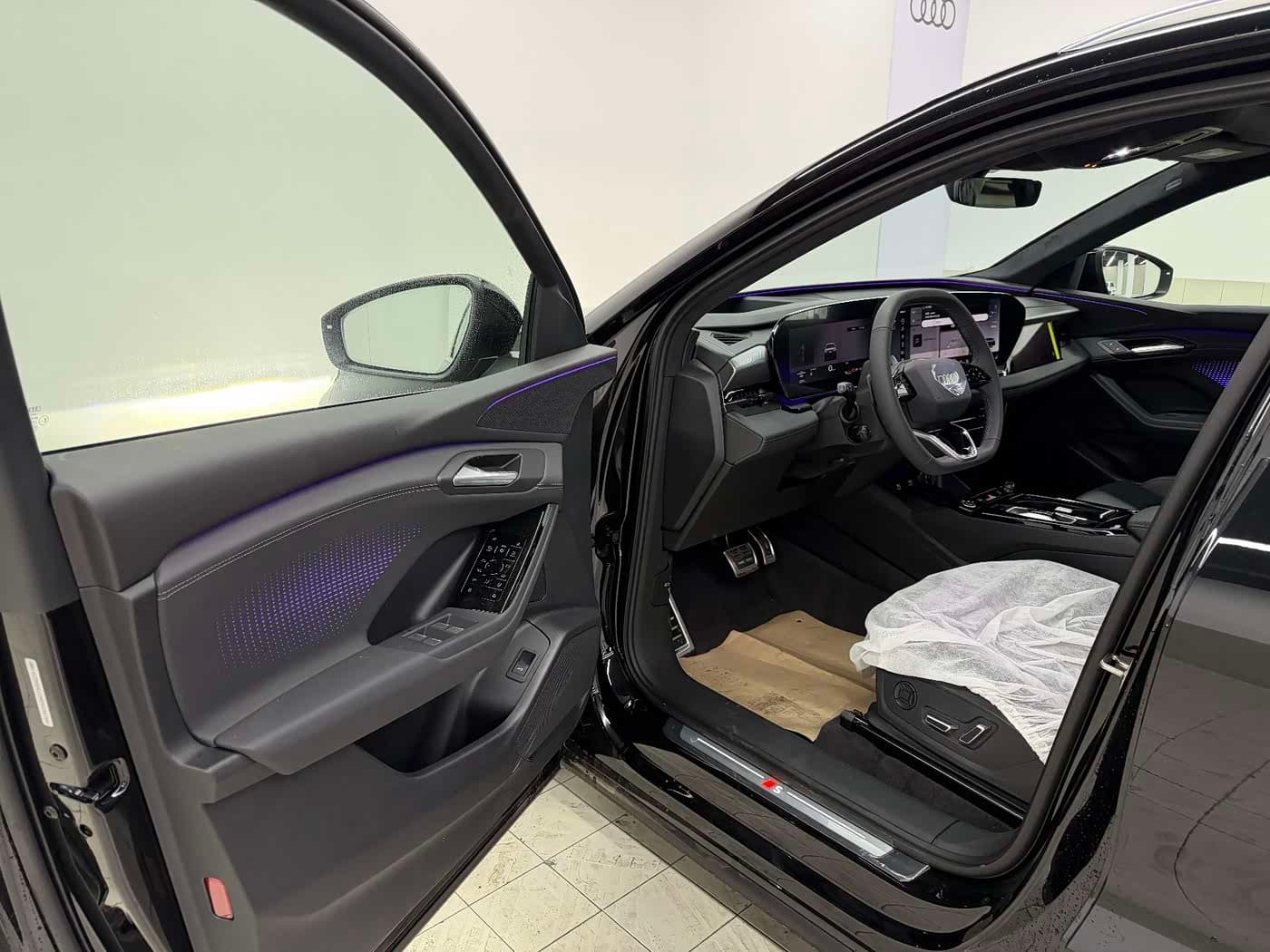 2025 Audi Q6L e-tron Black, 10 km, China export – photo 10