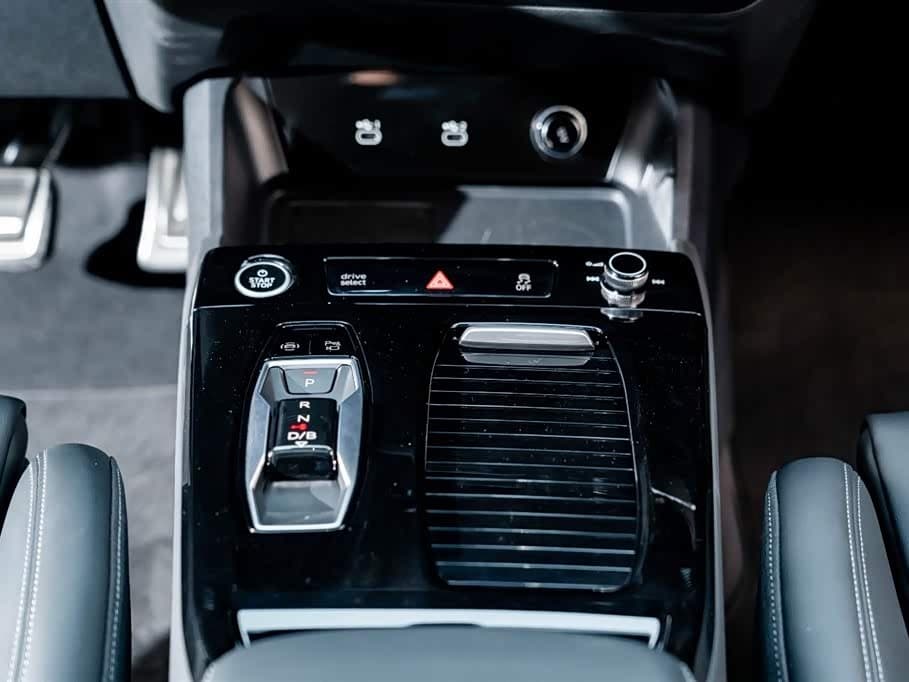2025 Audi Q6L e-tron Black, 4,300 km, China export – photo 17