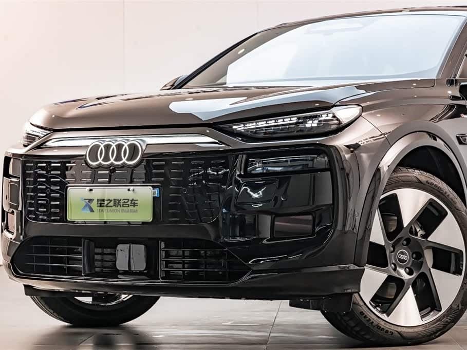 2025 Audi Q6L e-tron Black, 4,300 km, China export – photo 2