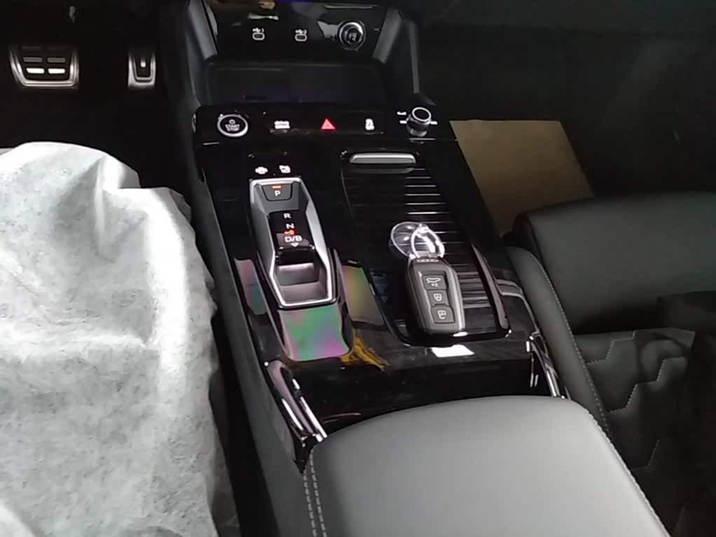 2025 Audi Q6L e-tron White, 100 km, China export – photo 14