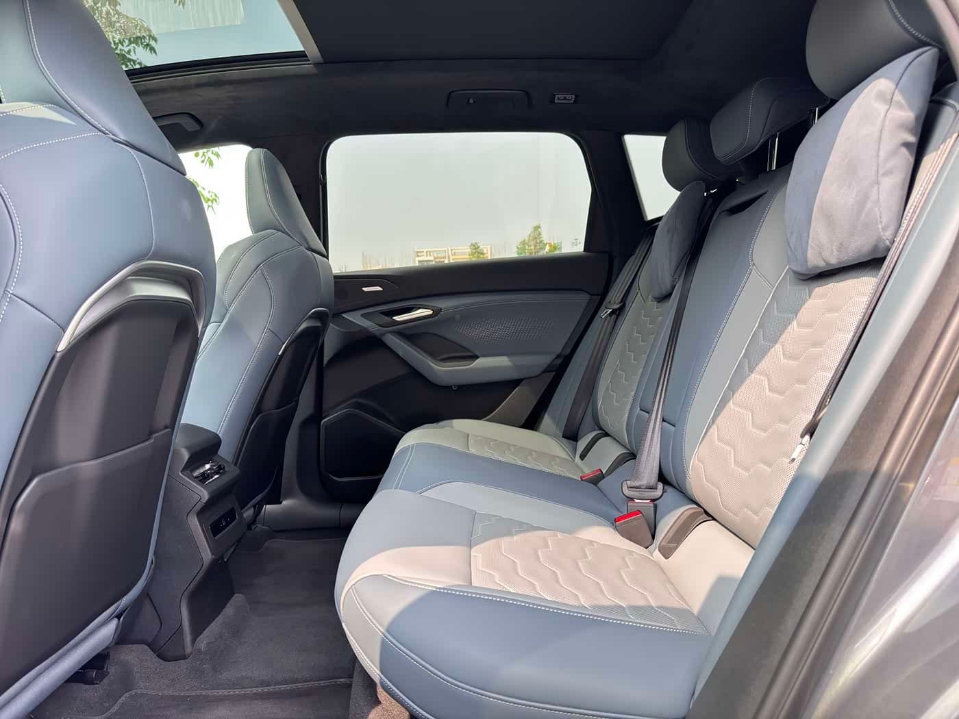 2025 Audi Q6L e-tron 银灰色, 6,000 km, China export – photo 12