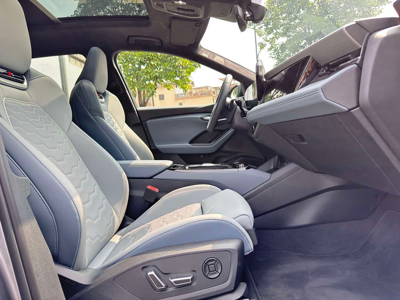 2025 Audi Q6L e-tron 银灰色, 6,000 km, China export – photo 15