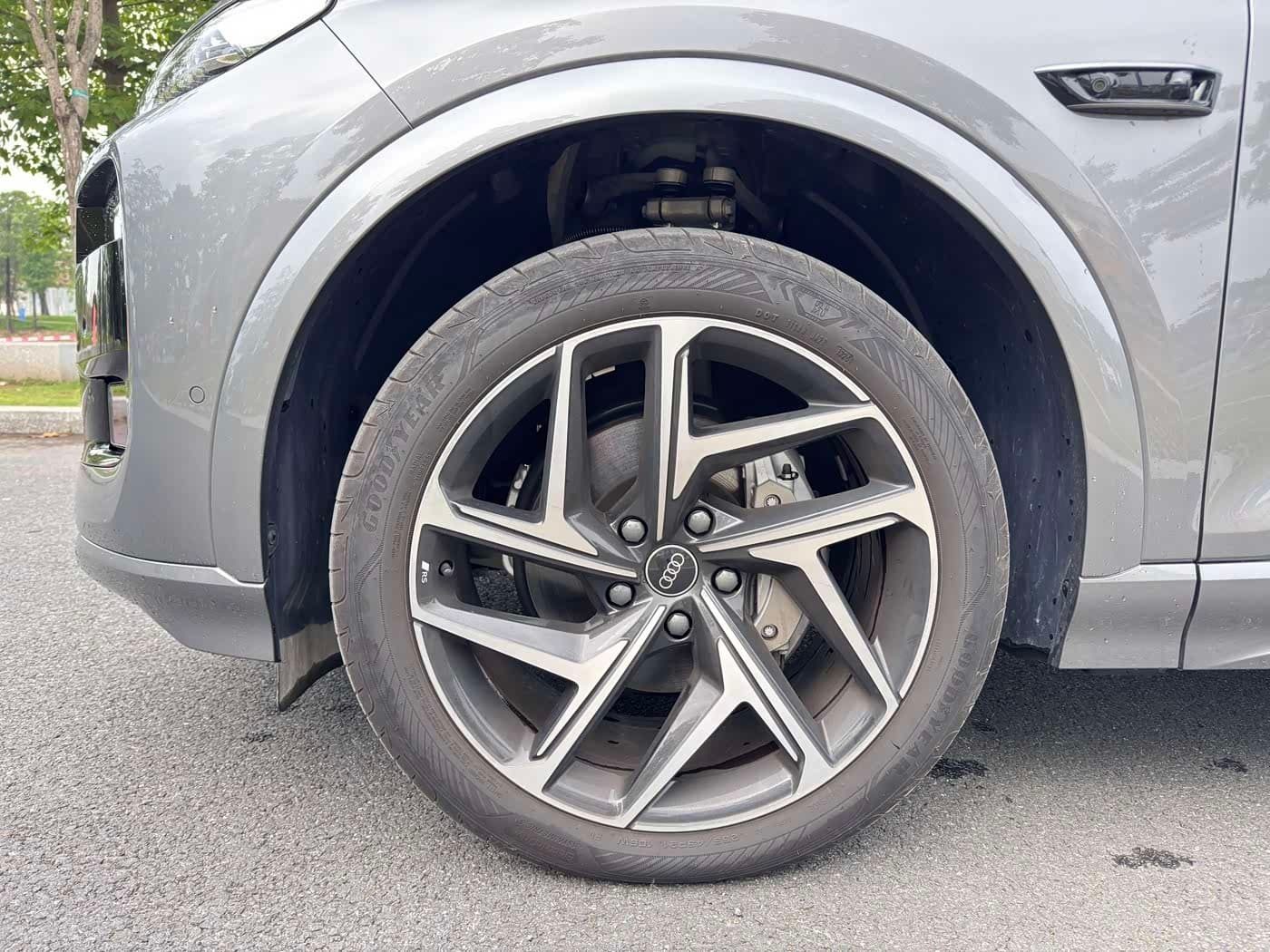 2025 Audi Q6L e-tron 银灰色, 6,000 km, China export – photo 3