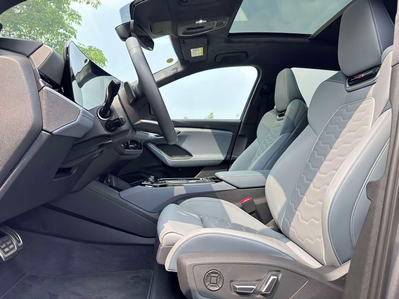 2025 Audi Q6L e-tron 银灰色, 6,000 km, China export – photo 10
