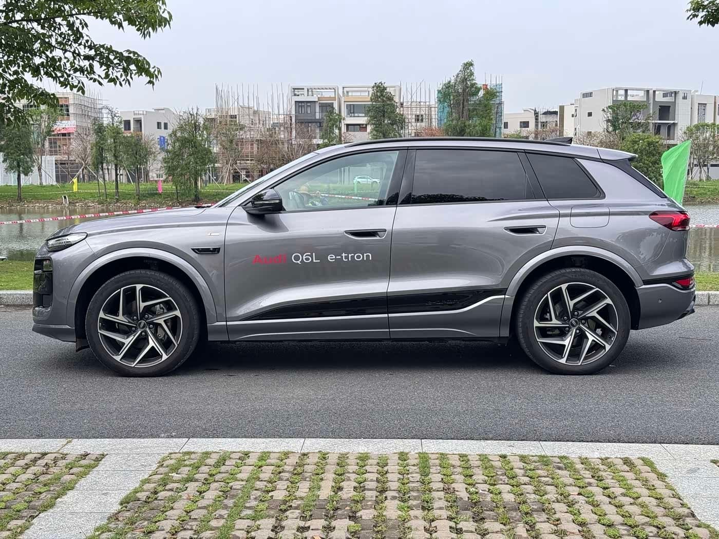 2025 Audi Q6L e-tron 银灰色, 6,000 km, China export – photo 4
