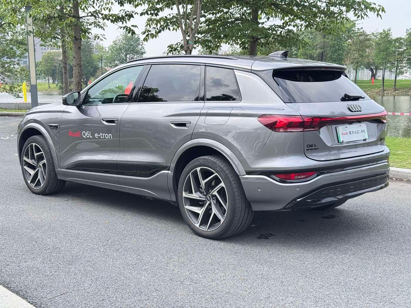 2025 Audi Q6L e-tron 银灰色, 6,000 km, China export – photo 5
