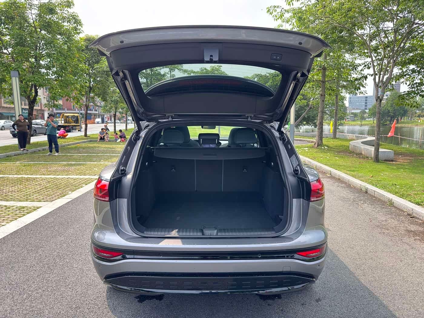 2025 Audi Q6L e-tron 银灰色, 6,000 km, China export – photo 13