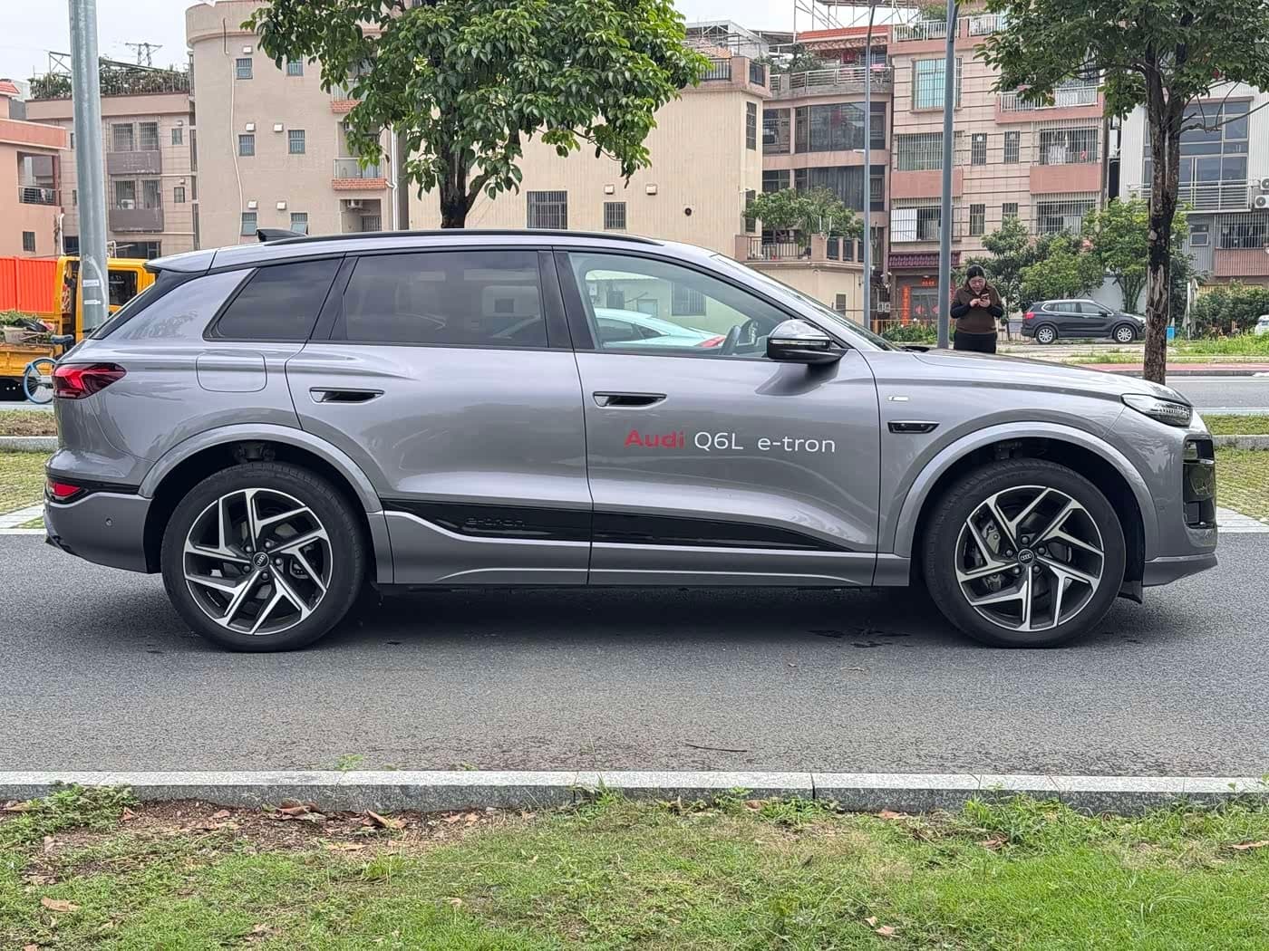 2025 Audi Q6L e-tron 银灰色, 6,000 km, China export – photo 8