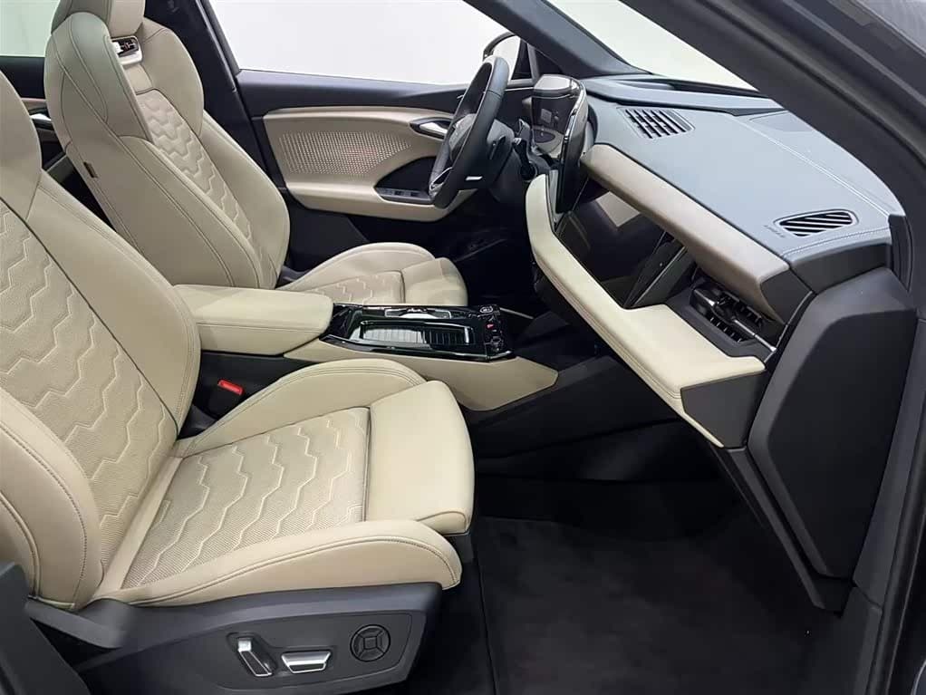 2025 Audi Q6L e-tron 银灰色, 5,600 km, China export – photo 12