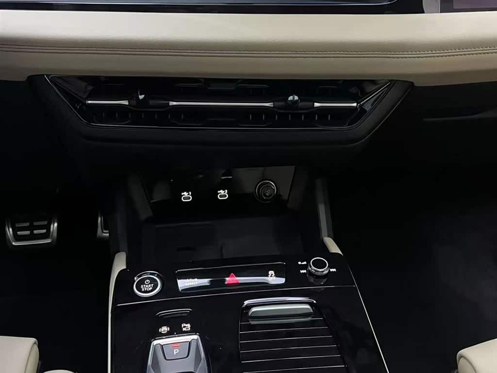2025 Audi Q6L e-tron 银灰色, 5,600 km, China export – photo 11