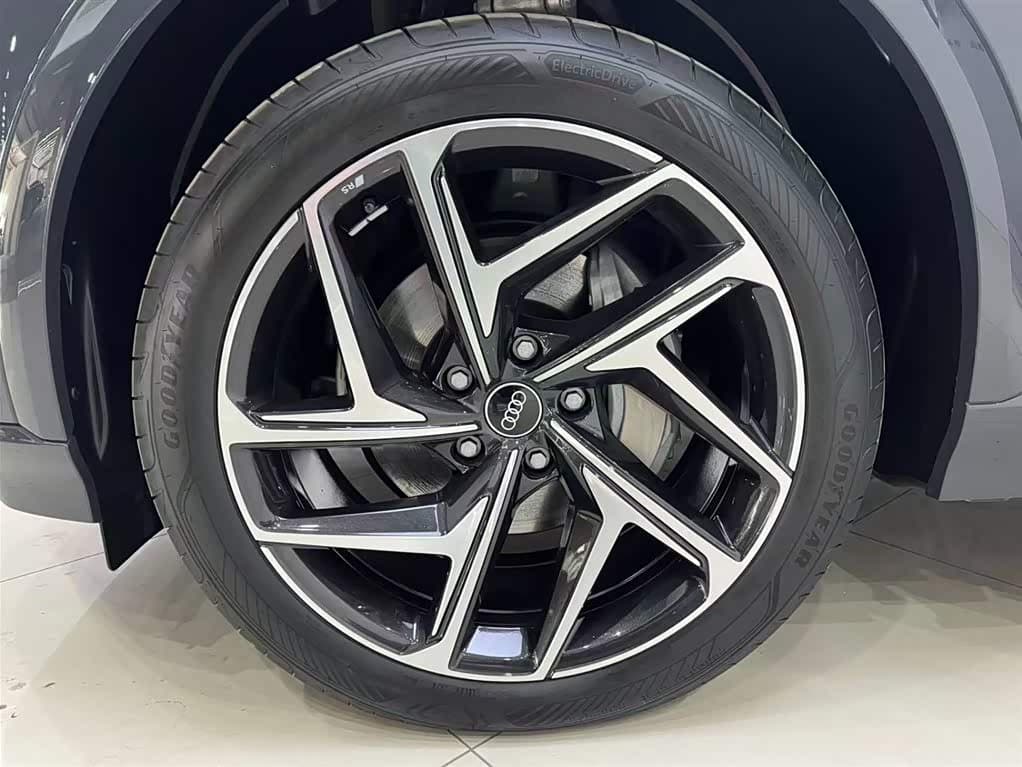 2025 Audi Q6L e-tron 银灰色, 5,600 km, China export – photo 18
