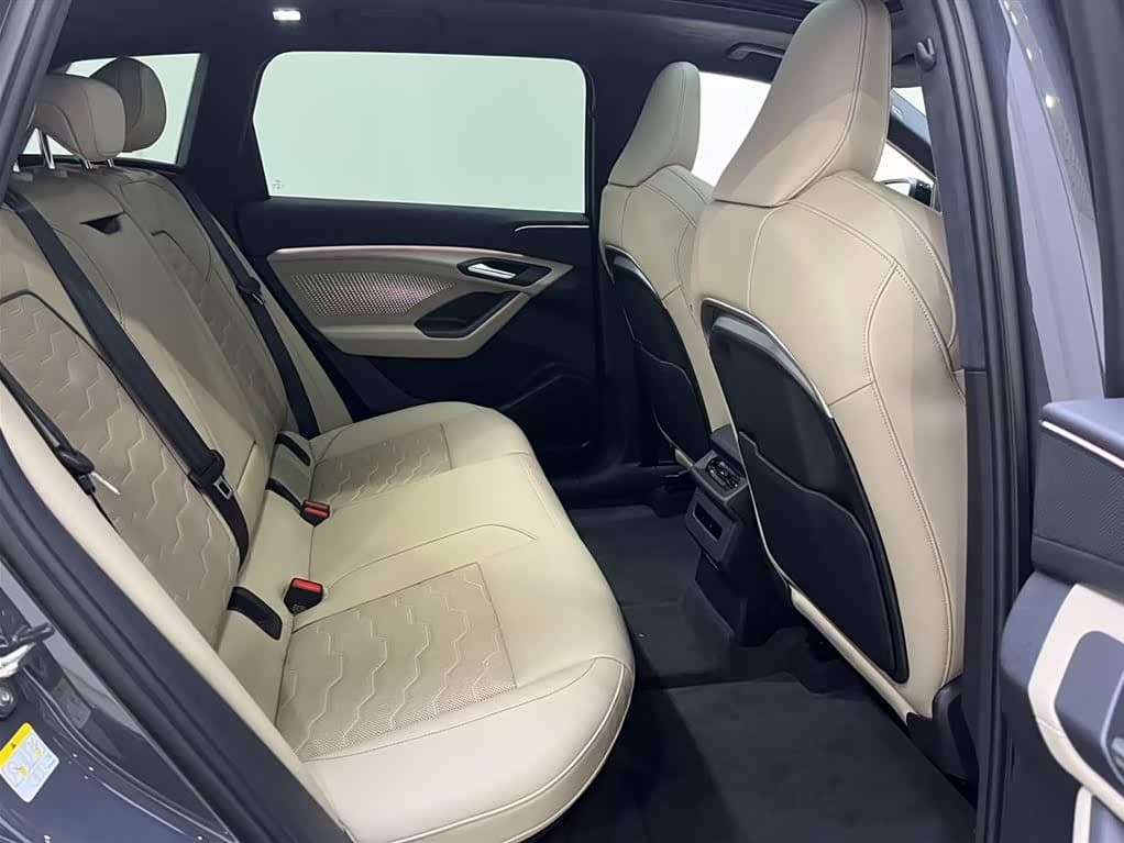 2025 Audi Q6L e-tron 银灰色, 5,600 km, China export – photo 14
