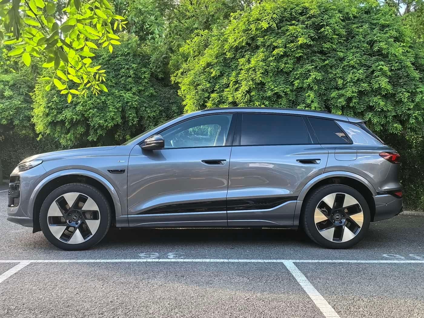 2025 Audi Q6L e-tron 银灰色, 9,700 km, China export – photo 3