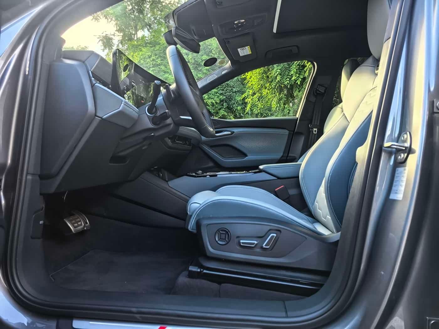 2025 Audi Q6L e-tron 银灰色, 9,700 km, China export – photo 4