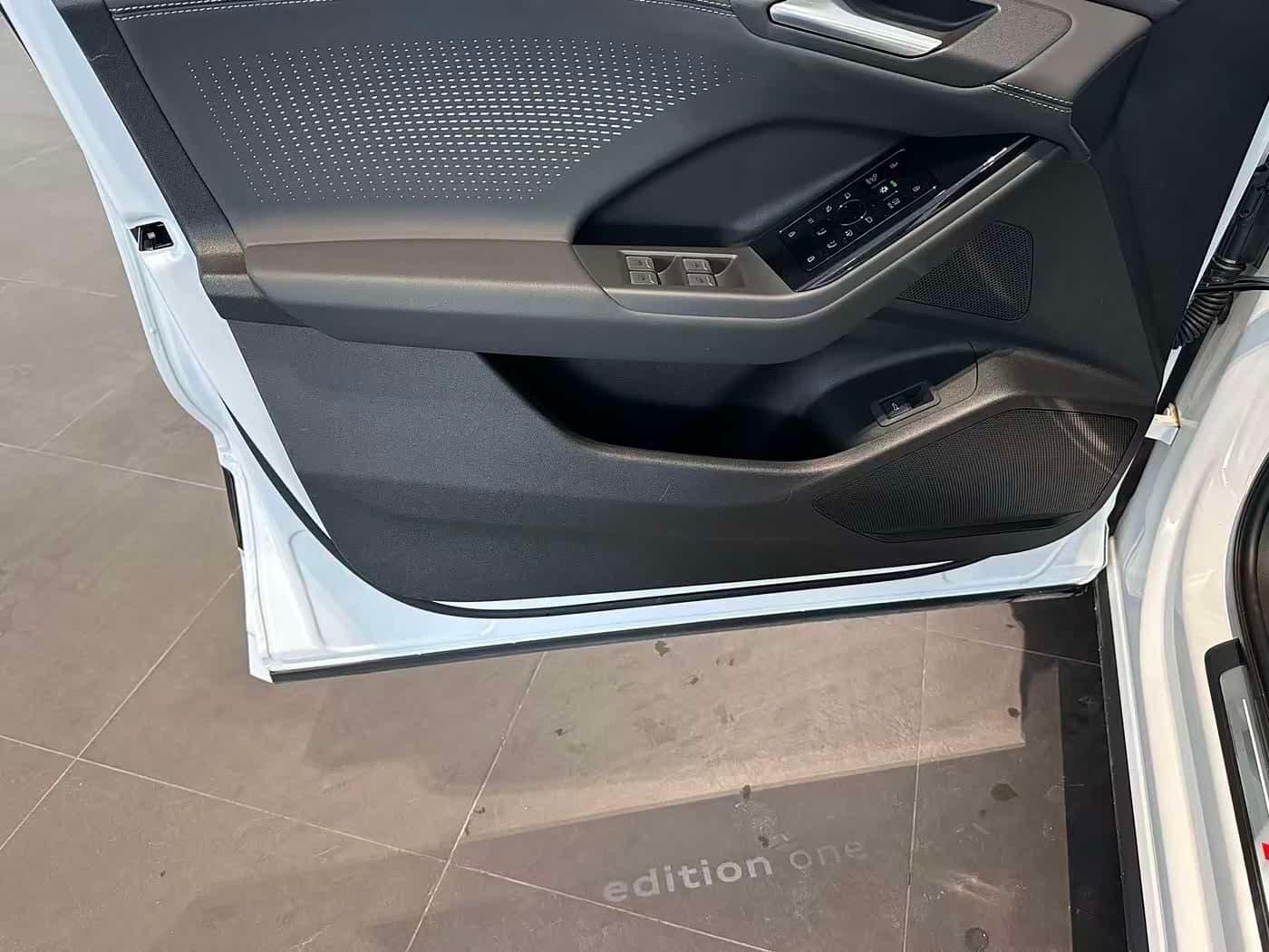 2025 Audi Q6L e-tron White, 9,000 km, China export – photo 10
