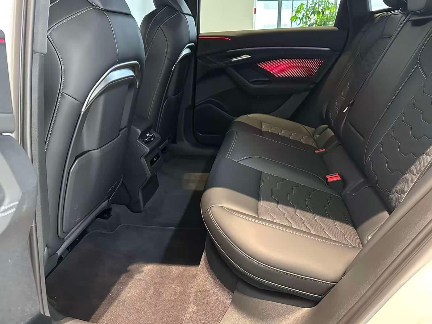 2025 Audi Q6L e-tron White, 9,000 km, China export – photo 8