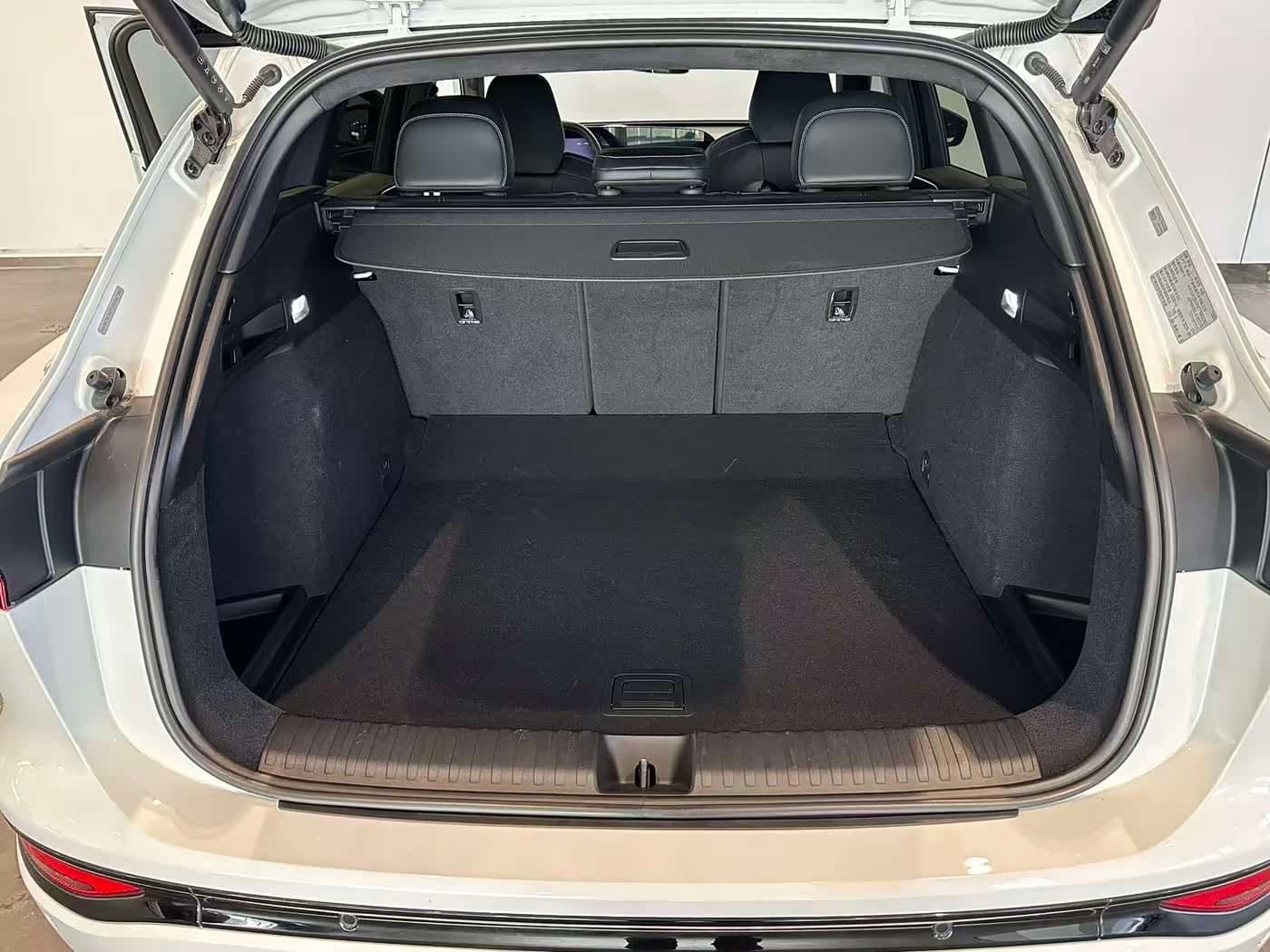 2025 Audi Q6L e-tron White, 9,000 km, China export – photo 6
