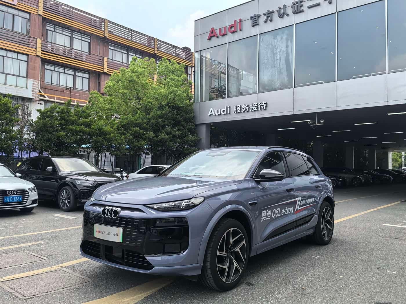 2025 Audi Q6L e-tron Red, 6,000 km, China export – photo 1