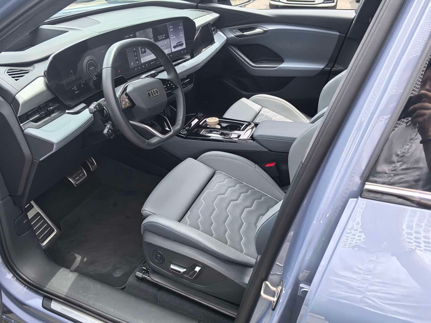 2025 Audi Q6L e-tron Red, 6,000 km, China export – photo 6