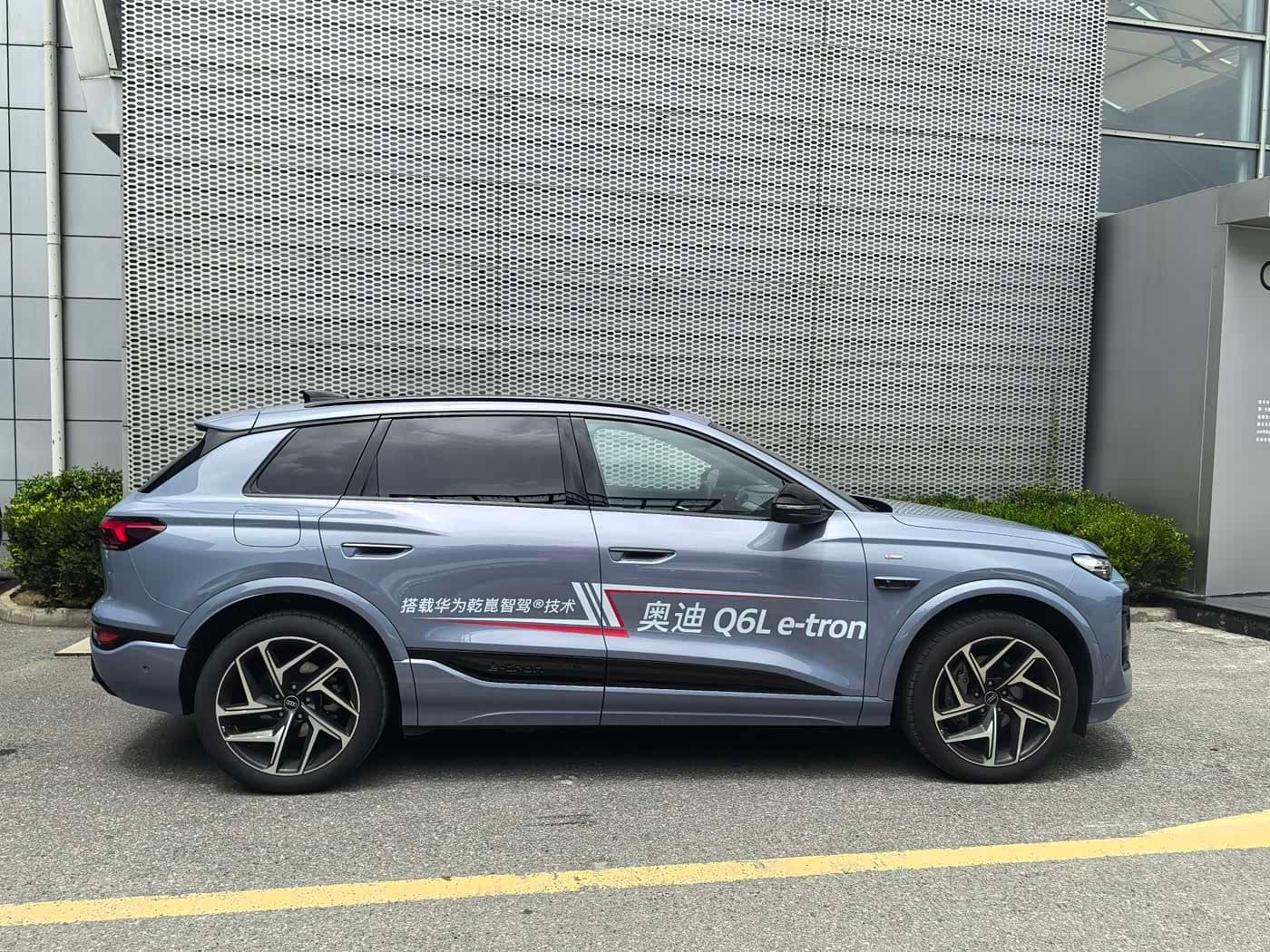 2025 Audi Q6L e-tron Red, 6,000 km, China export – photo 4