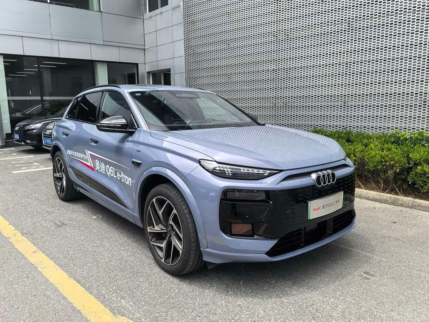 2025 Audi Q6L e-tron Red, 6,000 km, China export – photo 3