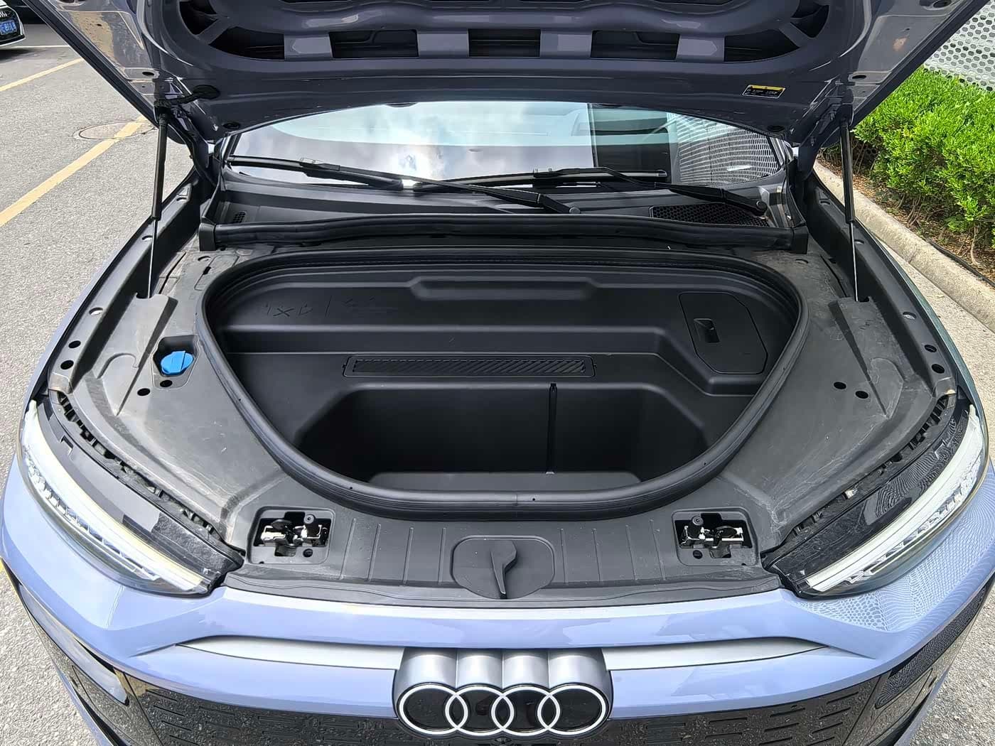 2025 Audi Q6L e-tron Red, 6,000 km, China export – photo 16