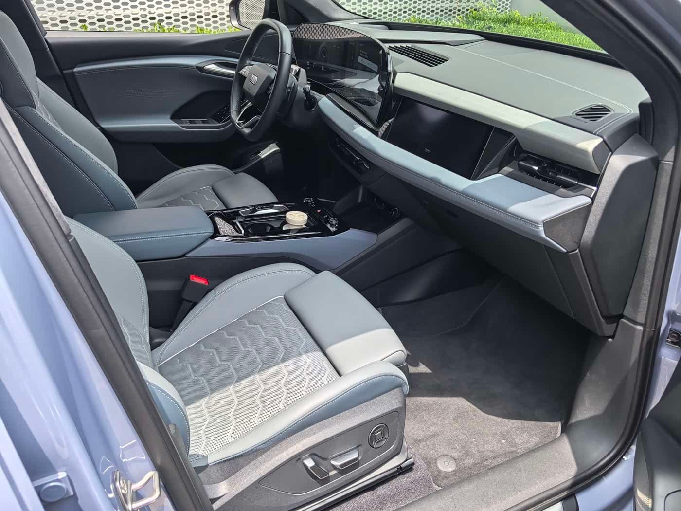 2025 Audi Q6L e-tron Red, 6,000 km, China export – photo 12
