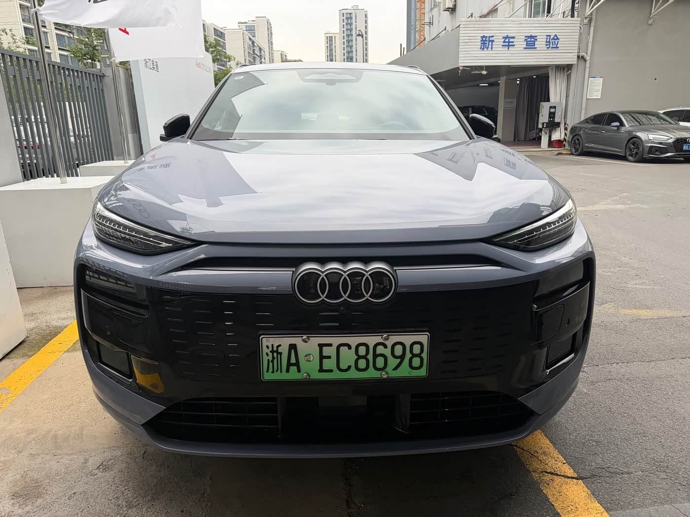 2025 Audi Q6L e-tron 银灰色, 12,000 km, China export – photo 2