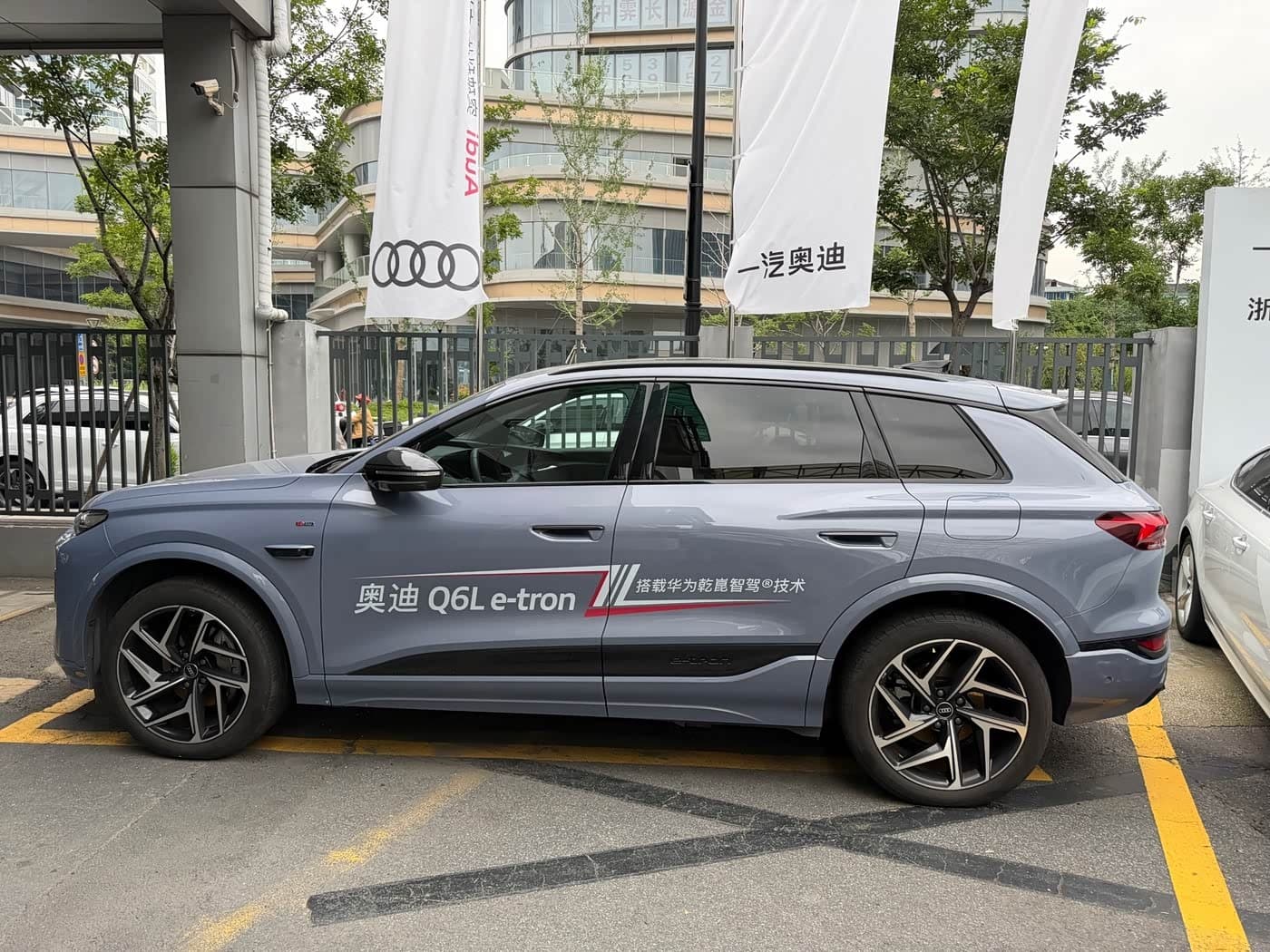 2025 Audi Q6L e-tron 银灰色, 12,000 km, China export – photo 4