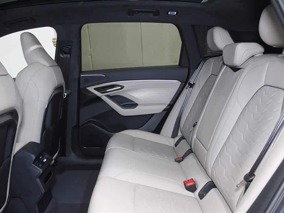 2025 Audi Q6L e-tron 银灰色, 6,400 km, China export – photo 8