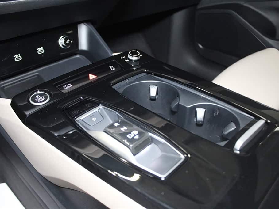 2025 Audi Q6L e-tron 银灰色, 6,400 km, China export – photo 13