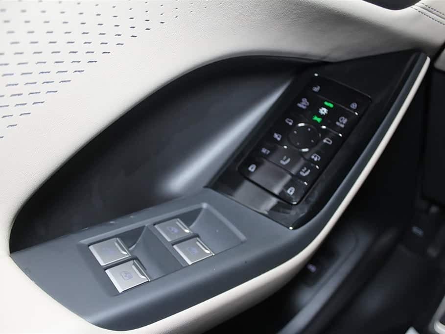 2025 Audi Q6L e-tron 银灰色, 6,400 km, China export – photo 14