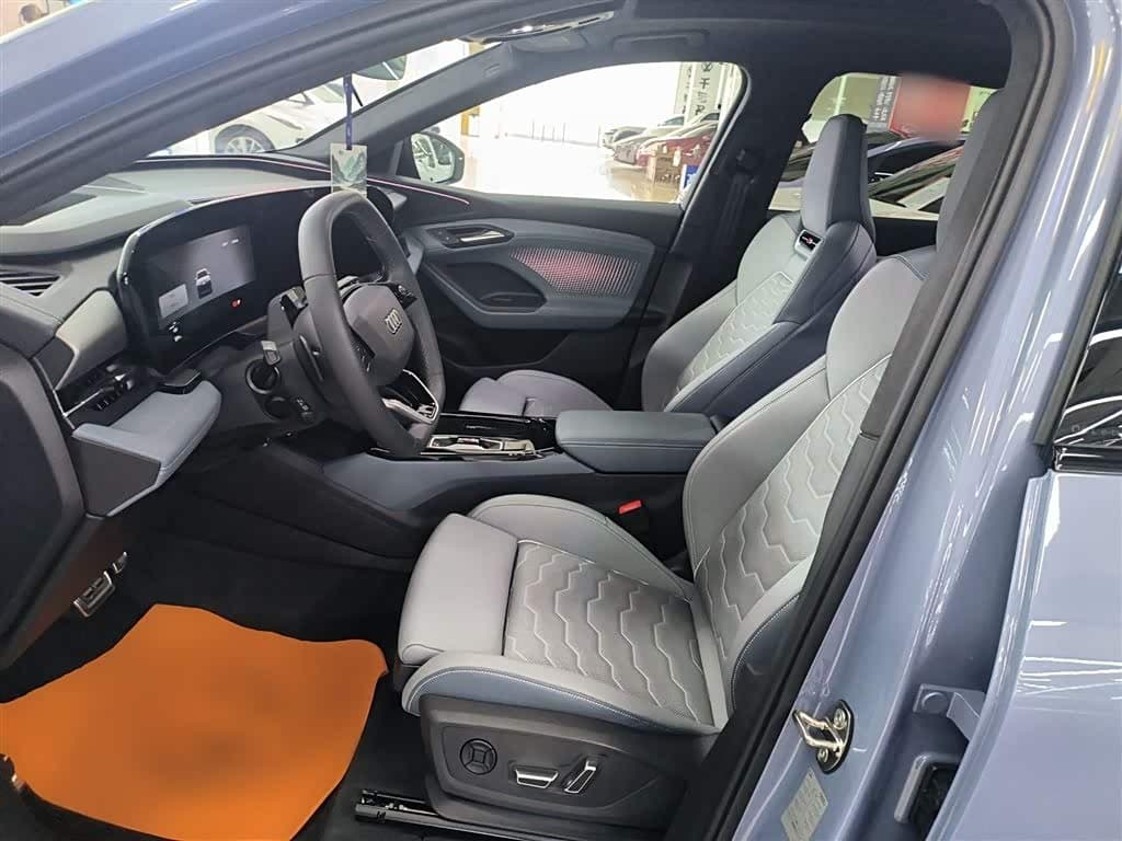 2025 Audi Q6L e-tron Red, 7,500 km, China export – photo 15