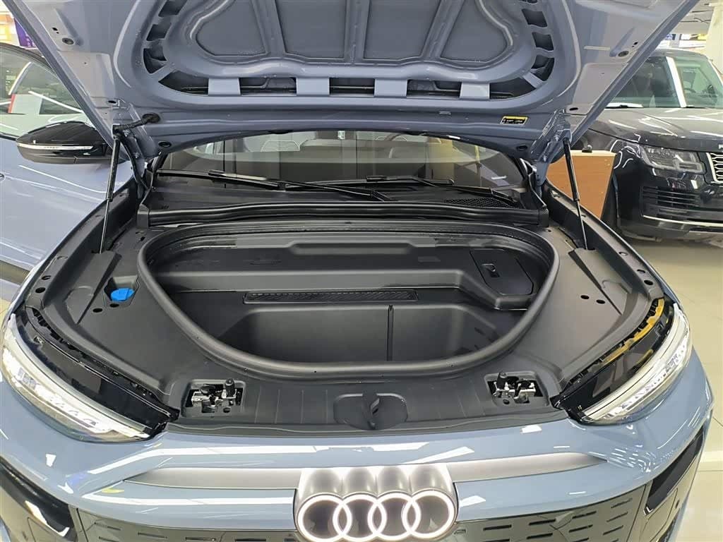 2025 Audi Q6L e-tron Red, 7,500 km, China export – photo 20