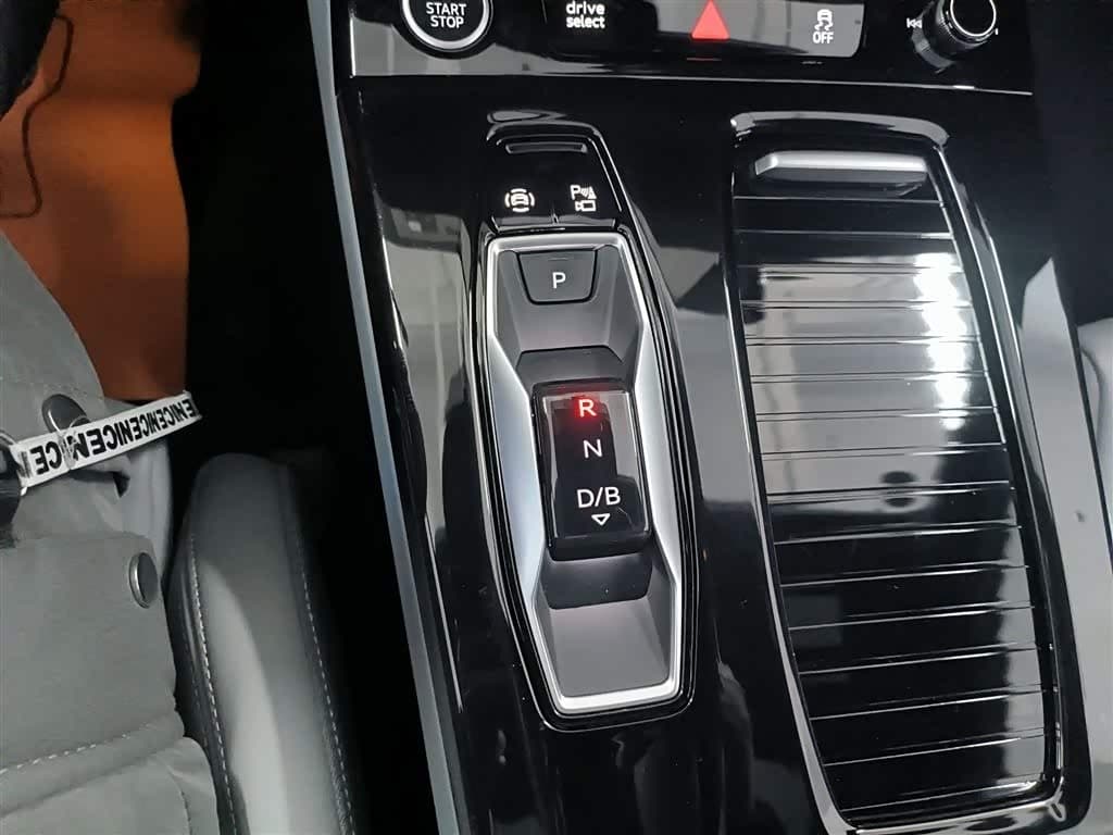 2025 Audi Q6L e-tron Red, 7,500 km, China export – photo 14