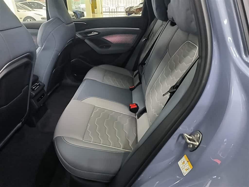 2025 Audi Q6L e-tron Red, 7,500 km, China export – photo 17