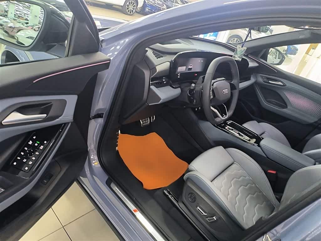 2025 Audi Q6L e-tron Red, 7,500 km, China export – photo 16