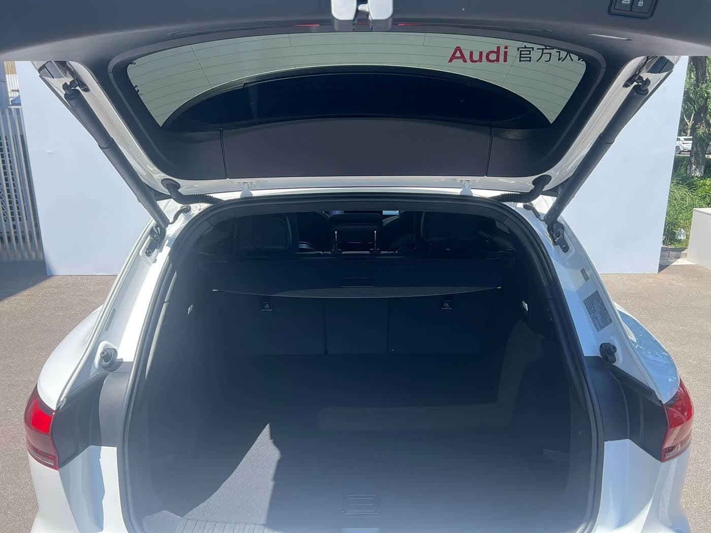 2025 Audi Q6L e-tron White, 3,800 km, China export – photo 8