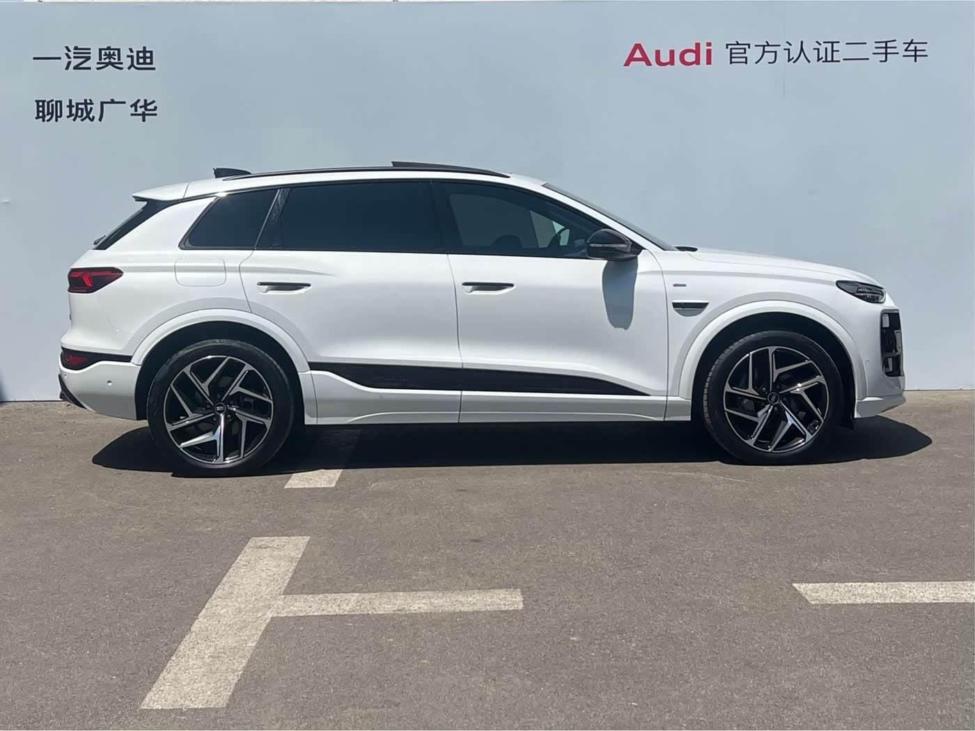 2025 Audi Q6L e-tron White, 3,800 km, China export – photo 5