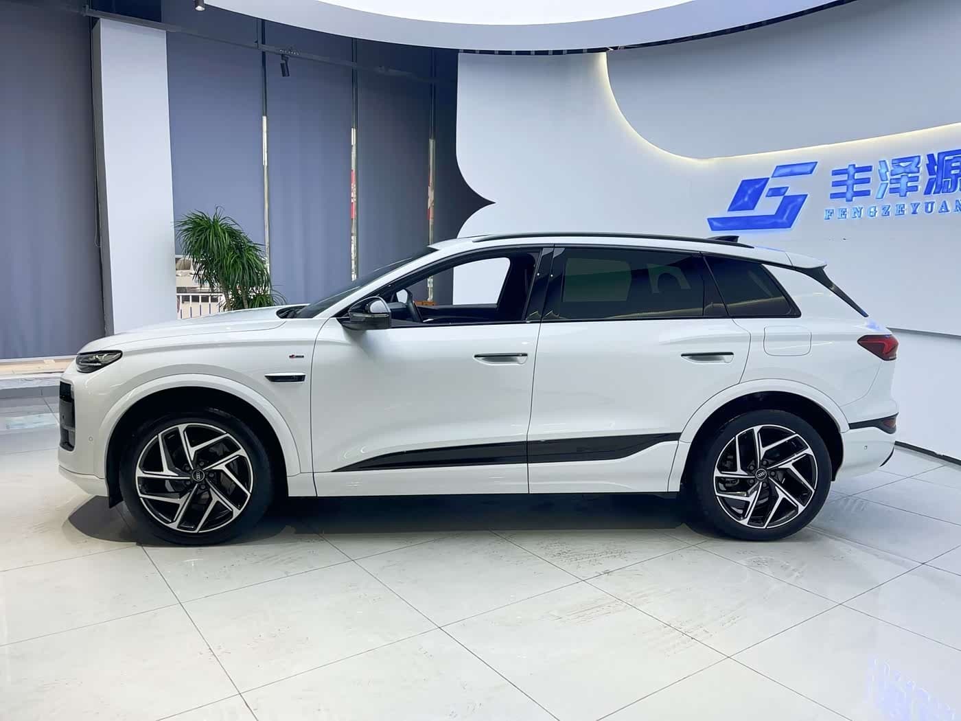 2025 Audi Q6L e-tron White, 3,900 km, China export – photo 3