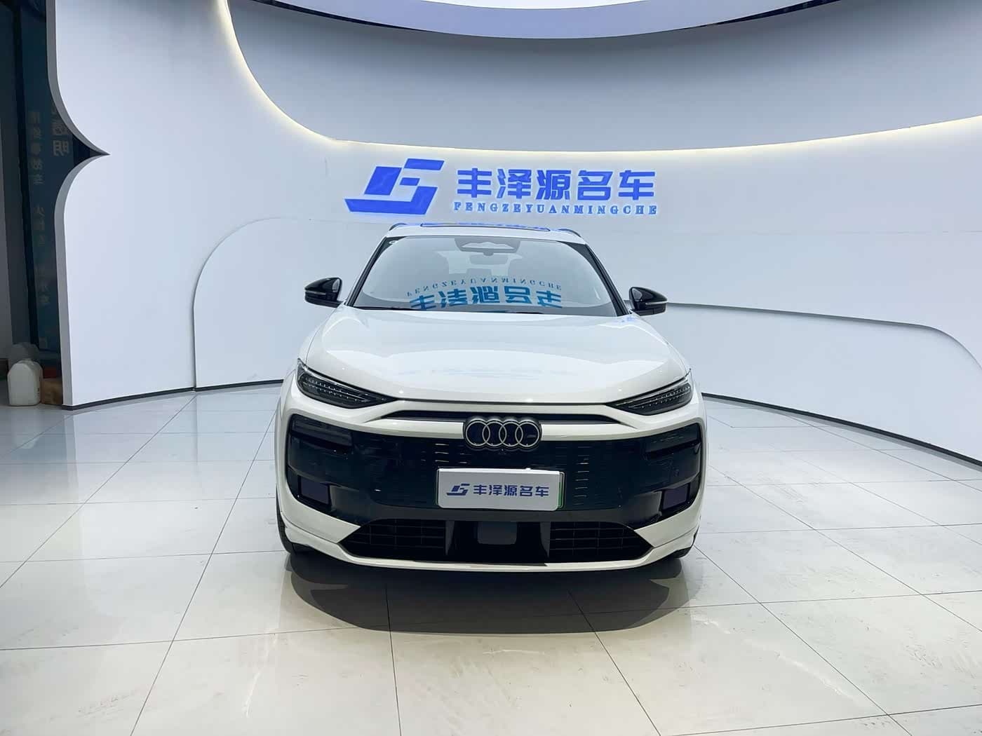 2025 Audi Q6L e-tron White, 3,900 km, China export – photo 2