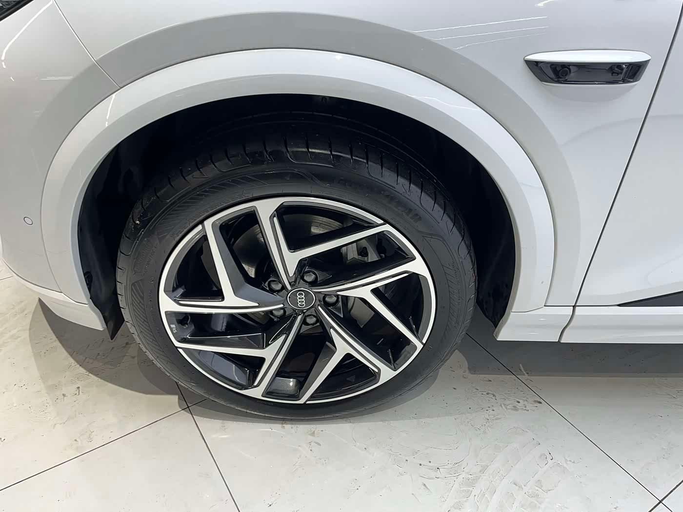 2025 Audi Q6L e-tron White, 3,900 km, China export – photo 13