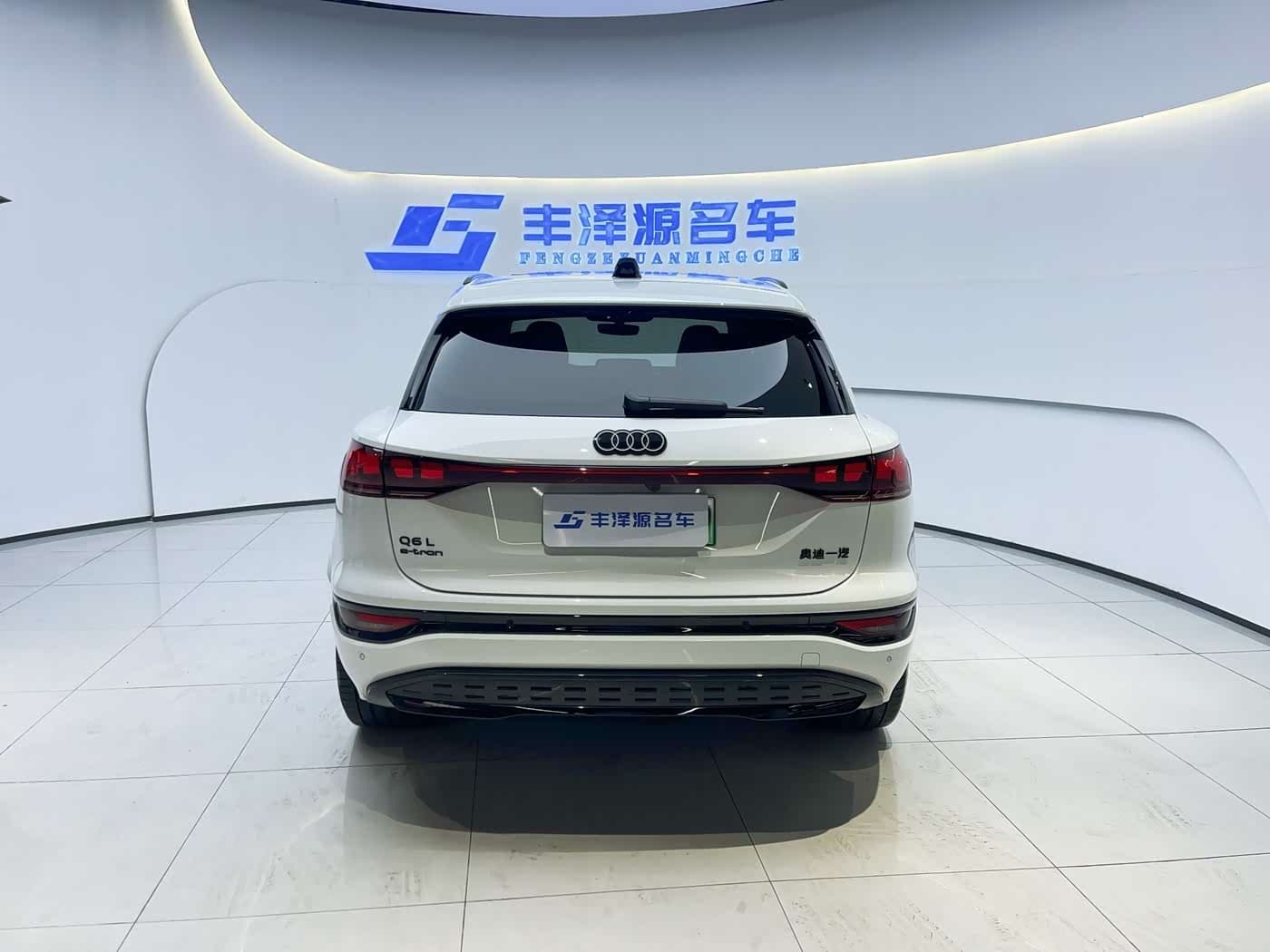 2025 Audi Q6L e-tron White, 3,900 km, China export – photo 5