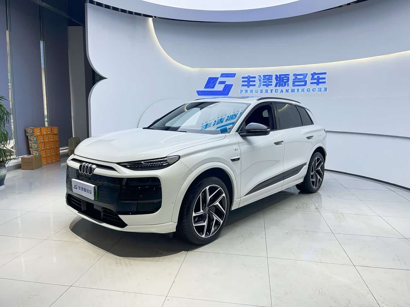 2025 Audi Q6L e-tron White, 3,900 km, China export – photo 1